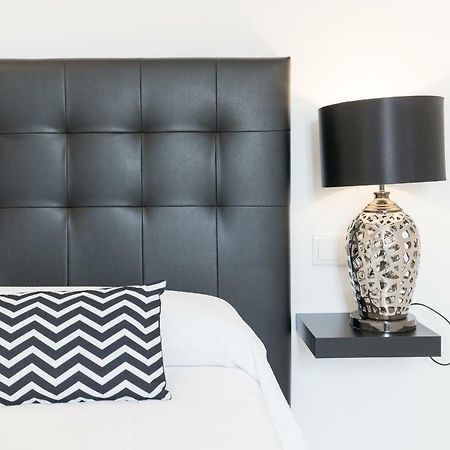 Stunning Spacious City Apartment With Free Parking Малага Екстер'єр фото