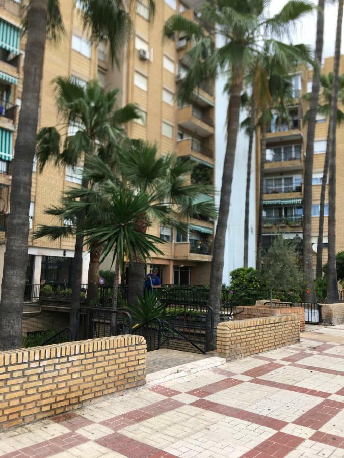 Stunning Spacious City Apartment With Free Parking Малага Екстер'єр фото
