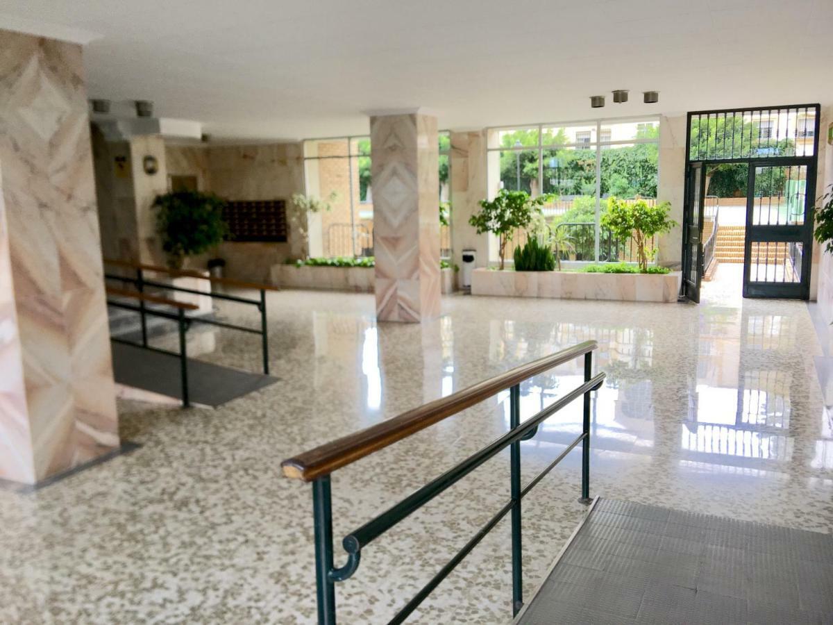 Stunning Spacious City Apartment With Free Parking Малага Екстер'єр фото