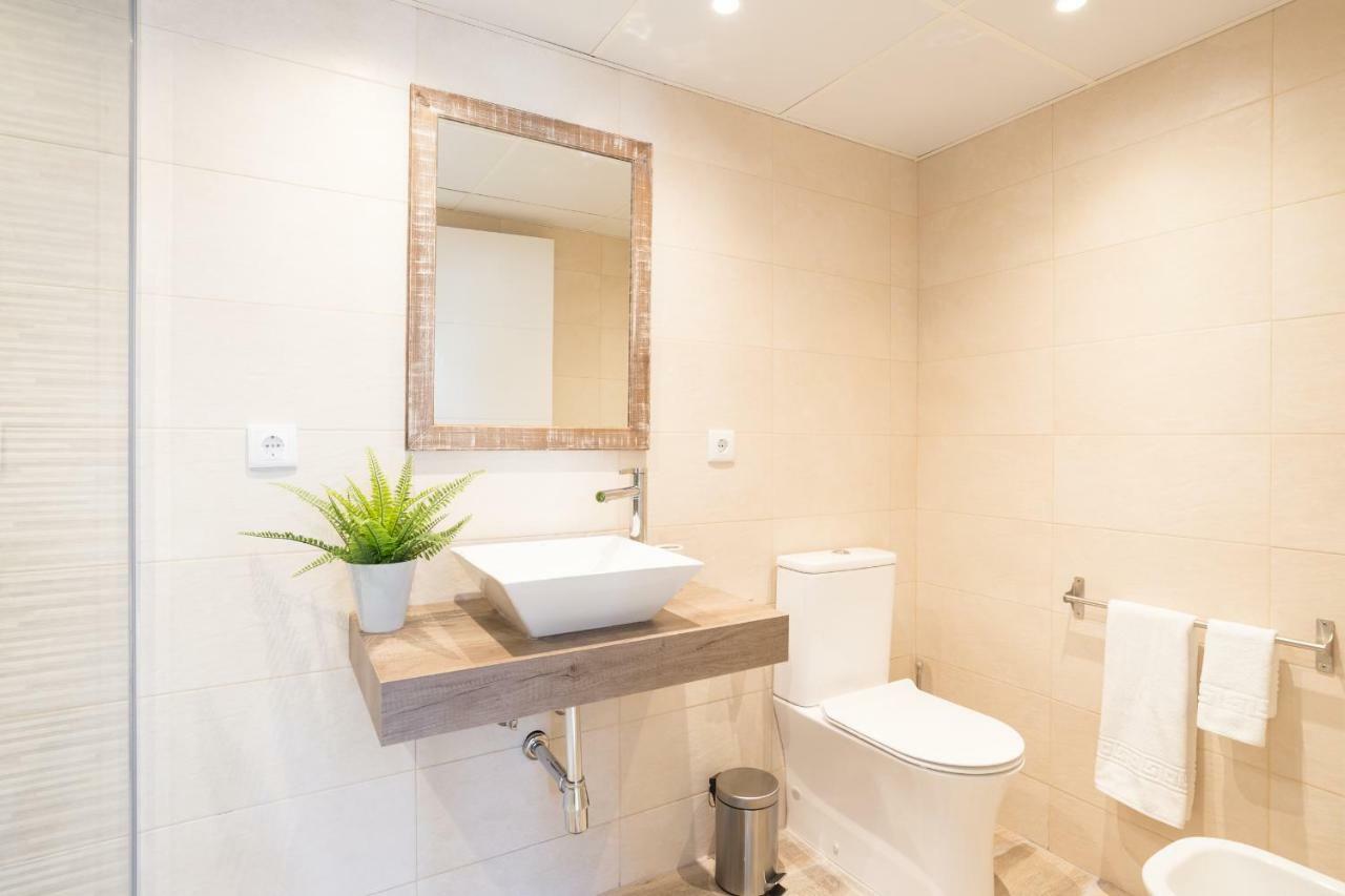 Stunning Spacious City Apartment With Free Parking Малага Екстер'єр фото