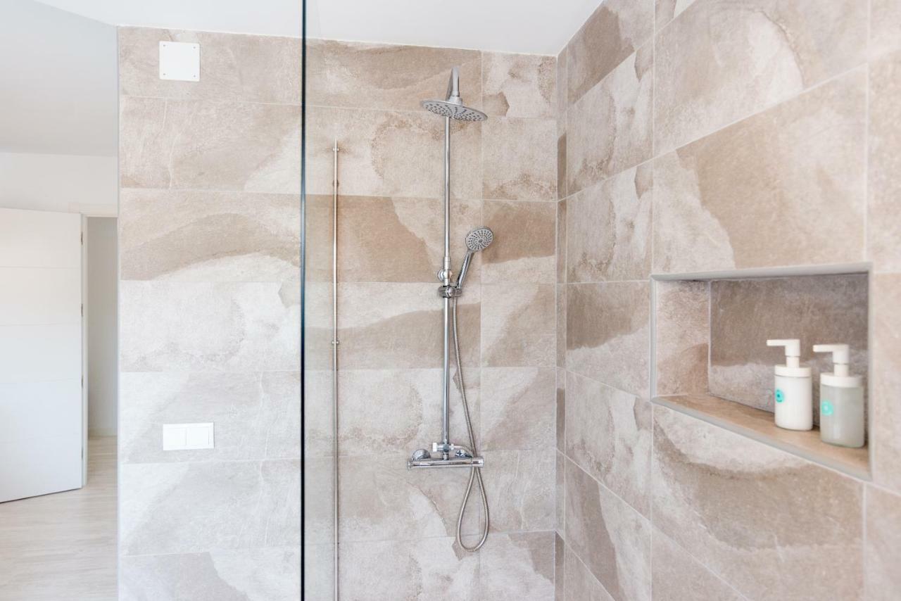 Stunning Spacious City Apartment With Free Parking Малага Екстер'єр фото