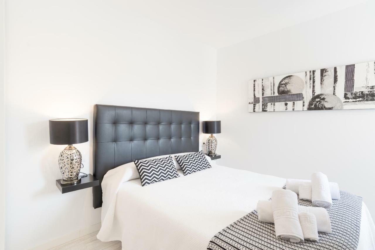 Stunning Spacious City Apartment With Free Parking Малага Екстер'єр фото