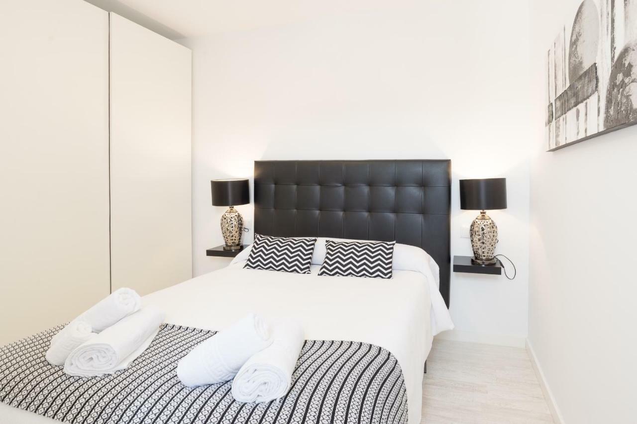 Stunning Spacious City Apartment With Free Parking Малага Екстер'єр фото