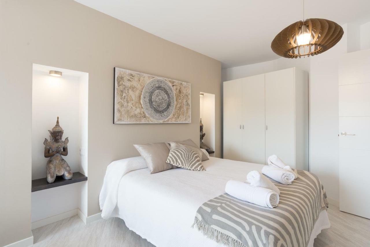 Stunning Spacious City Apartment With Free Parking Малага Екстер'єр фото