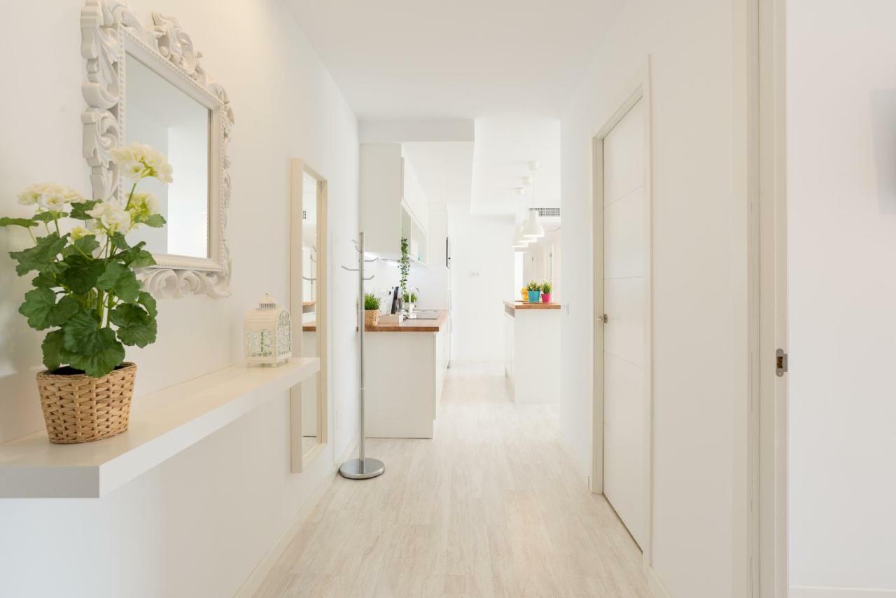 Stunning Spacious City Apartment With Free Parking Малага Екстер'єр фото