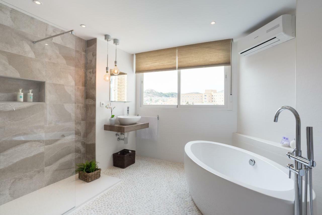 Stunning Spacious City Apartment With Free Parking Малага Екстер'єр фото
